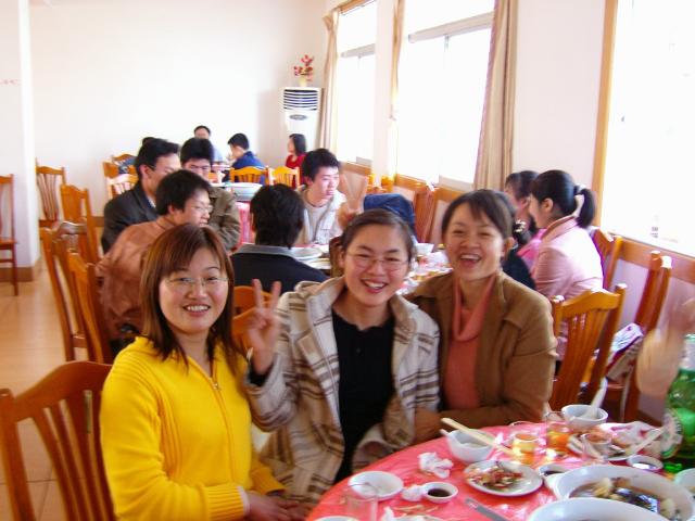 帥哥在拍照,MM笑開懷