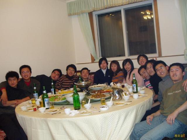 大學(xué)生活結(jié)束后的第一次聚餐，大家成熟了很多，而我繼續(xù)留在這個(gè)校園里，繼續(xù)走過這熟悉而又寧靜的校園，而你們的身影時(shí)常徜徉在我的腦海，那將是我永久的記憶！