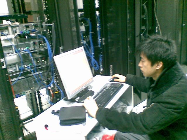這是學校機房，我們的111、112、113都在這里，這是我在現場維護112:)