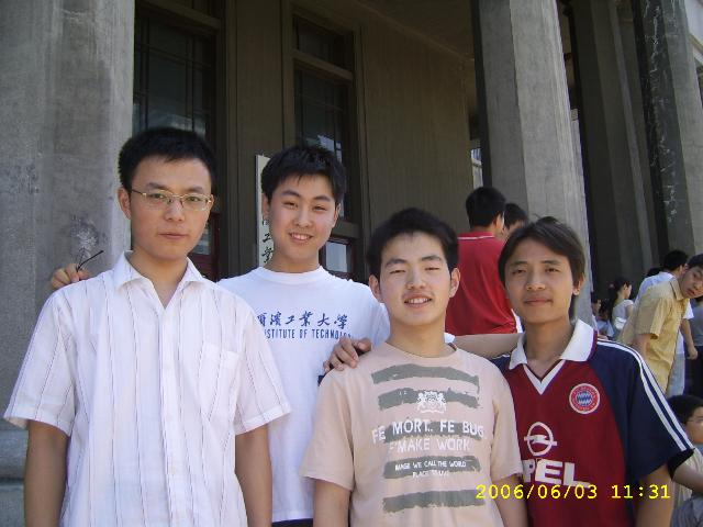 穿哈爾濱工業大學的那個是我：）